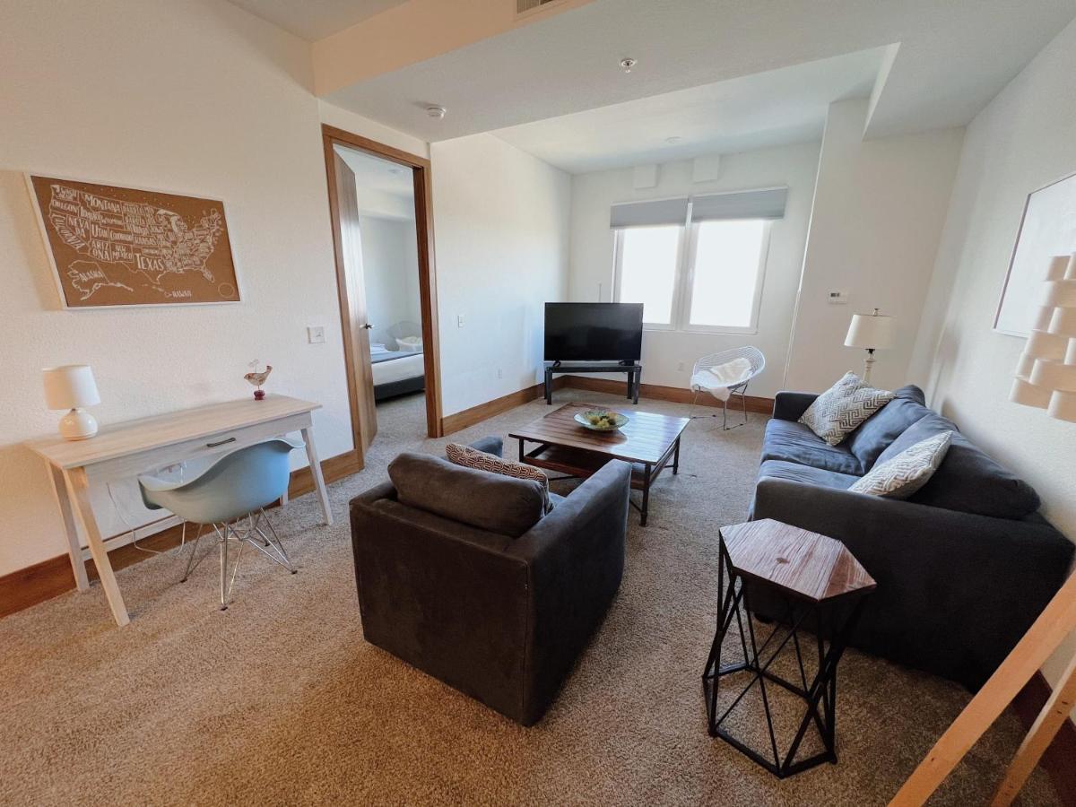 2Br Suite At The Grand Castle Pool Gym & Parking Grandville Buitenkant foto